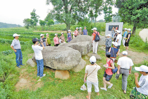 探秘大石墓。 涼山在線.jpg